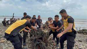 Gerakan Indonesia Asri, Brimob-Polres Batang Sapu Bersih Sampah di Pantai Sigandu