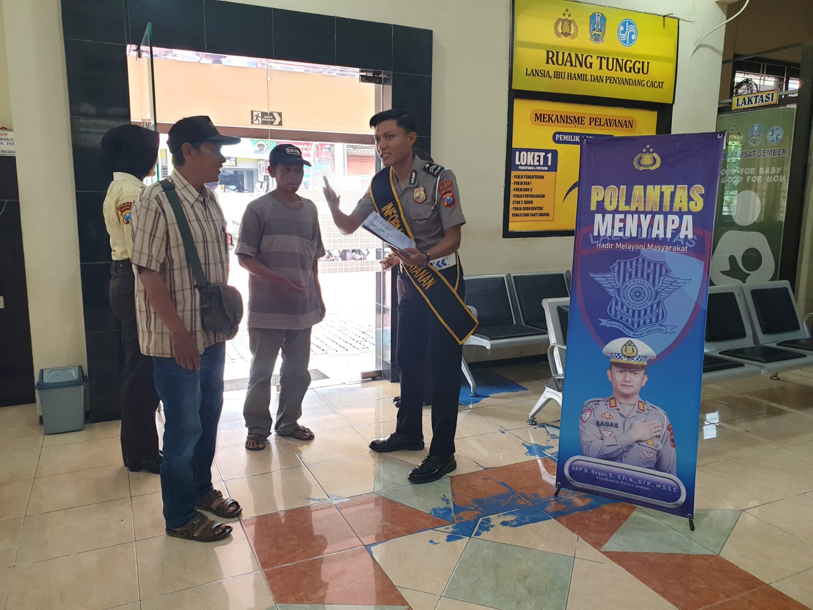 Wujudkan Layanan Bebas Pungli, Satlantas Polres Jember Gencarkan Program " Polantas Menyapa "